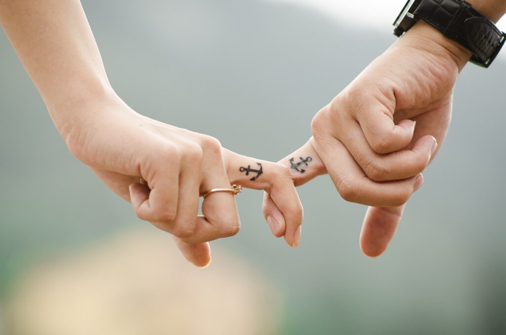 Hand in Hand Paar Anker Tattoo Finger Wunschpartner manifestieren Mit Affirmationen anziehen!