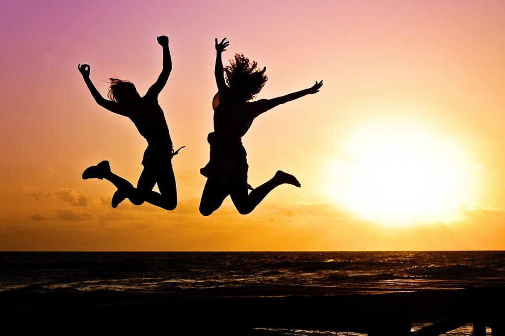 zwei glückliche Frauen am Strand Selbstbewusstsein stärken für Frauen So gelingt es!