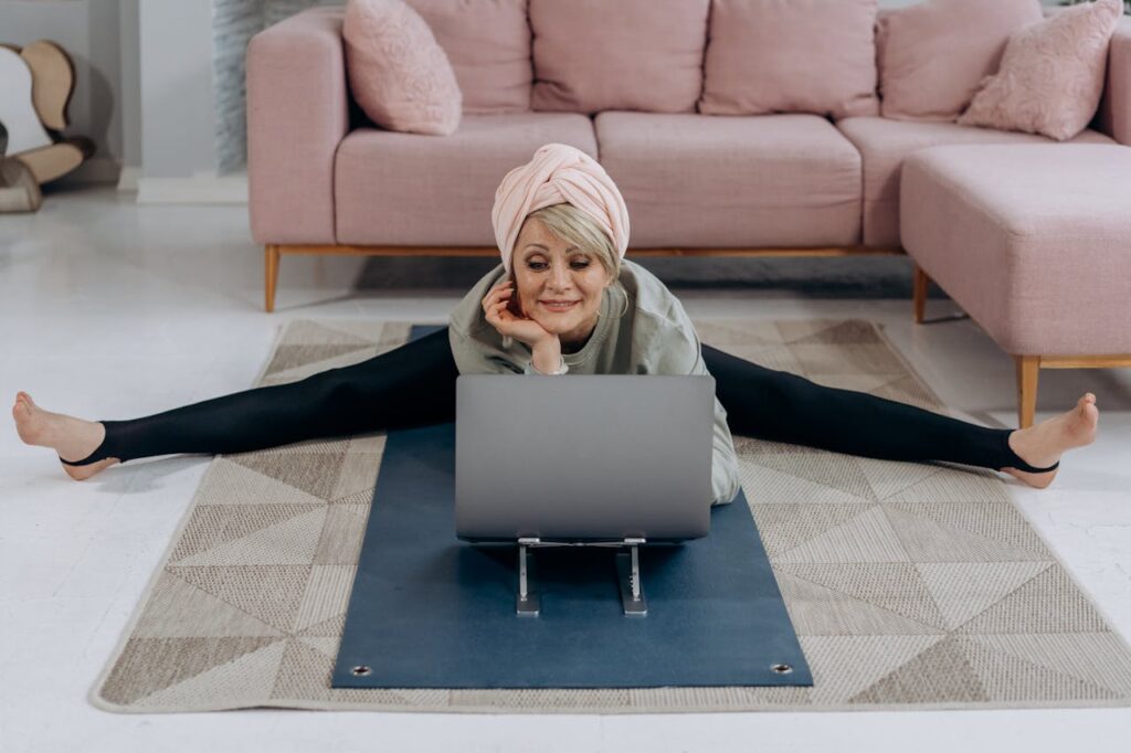 Frau Yoga Übung Fitness Laptop Yoga 2.0 Yoga im digitalen Zeitalter