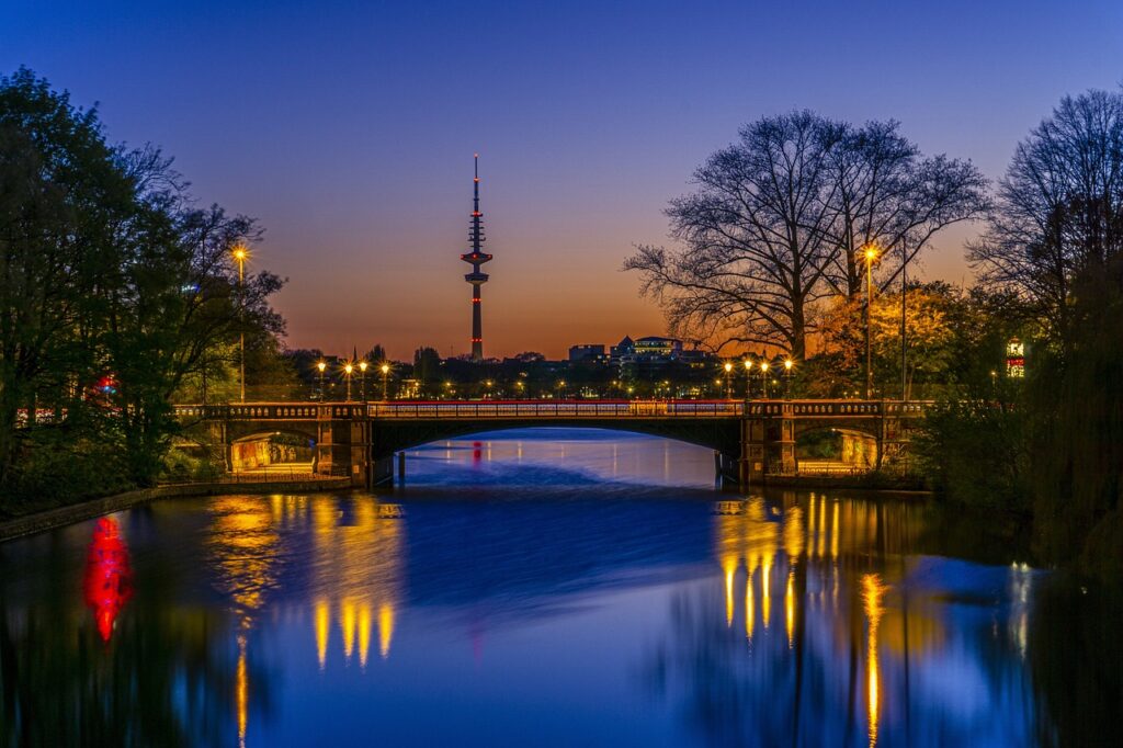 Hamburg Fluss Alster bei Nacht Alster oder Elbe – Welche Seite Hamburgs passt besser zu dir