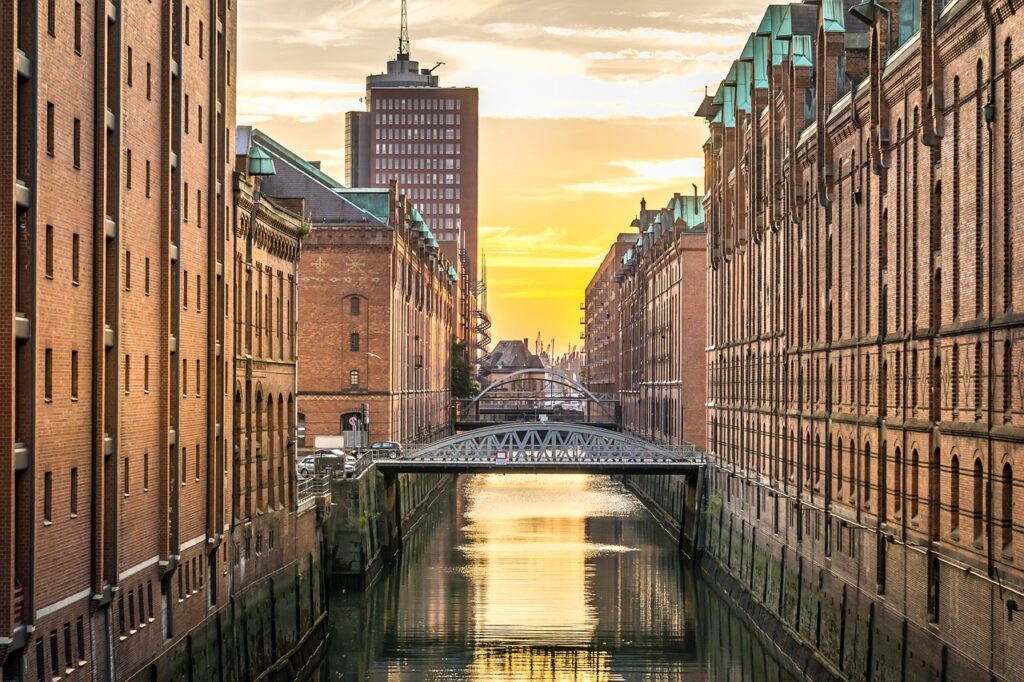 Hamburg Kanal Speicherstadt Hamburg oder Düsseldorf – Welche Stadt passt besser zu dir