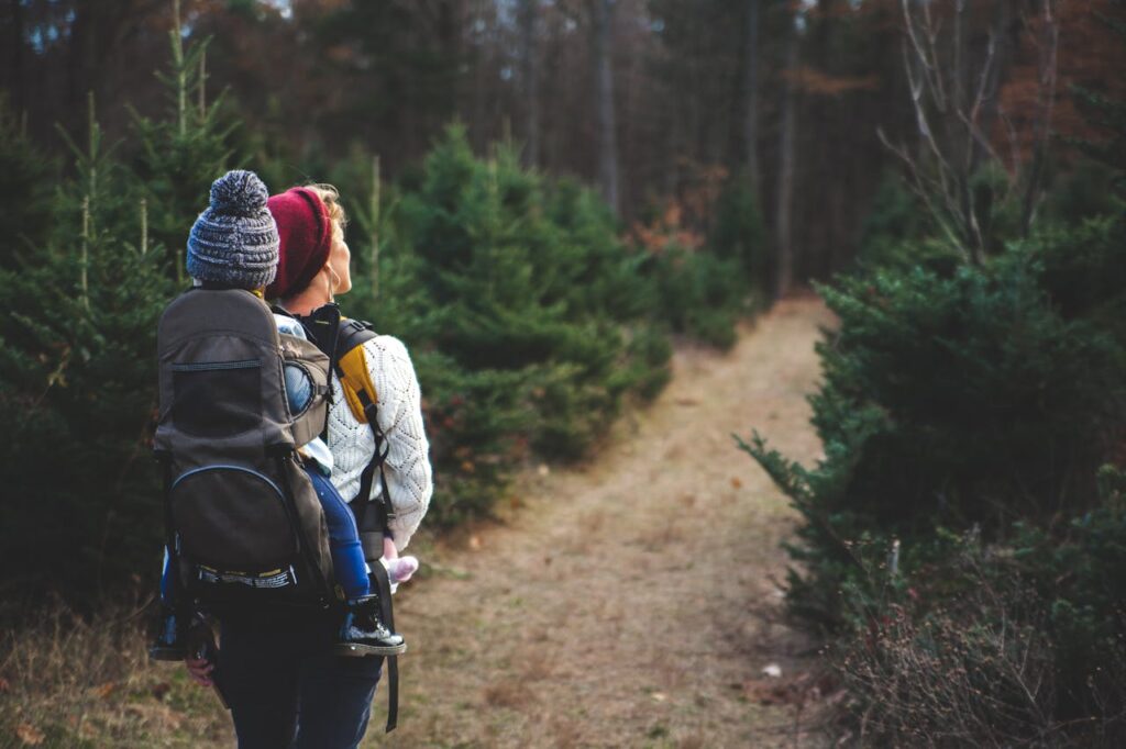 Frau und Kind Wanderung Wald Odenwald-Wanderung Tipps für dein Naturerlebnis zwischen Wäldern, Burgen und Weitblicken