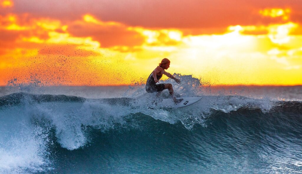 Surfen Sonnenuntergang Surfen auf Rügen – Tipps für Einsteiger