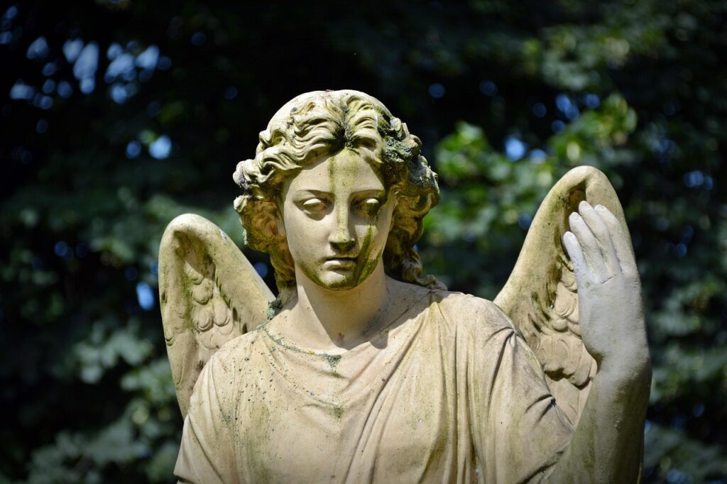 Engel Statue Engelszahl 777 – Was bedeutet sie