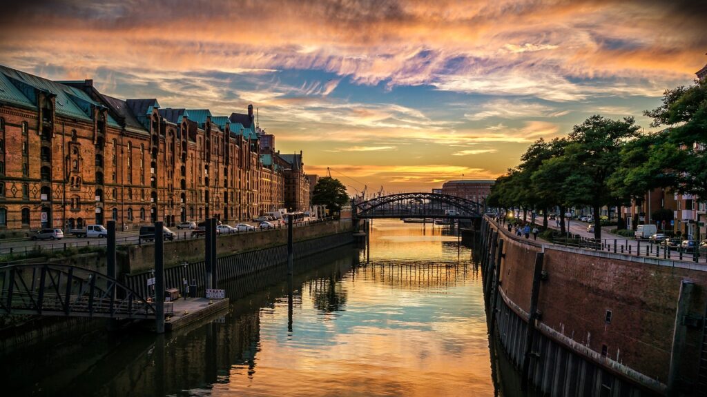 Hamburg Sonnenuntergang Hamburg vs. Lübeck – Zwei norddeutsche Städte im Vergleich